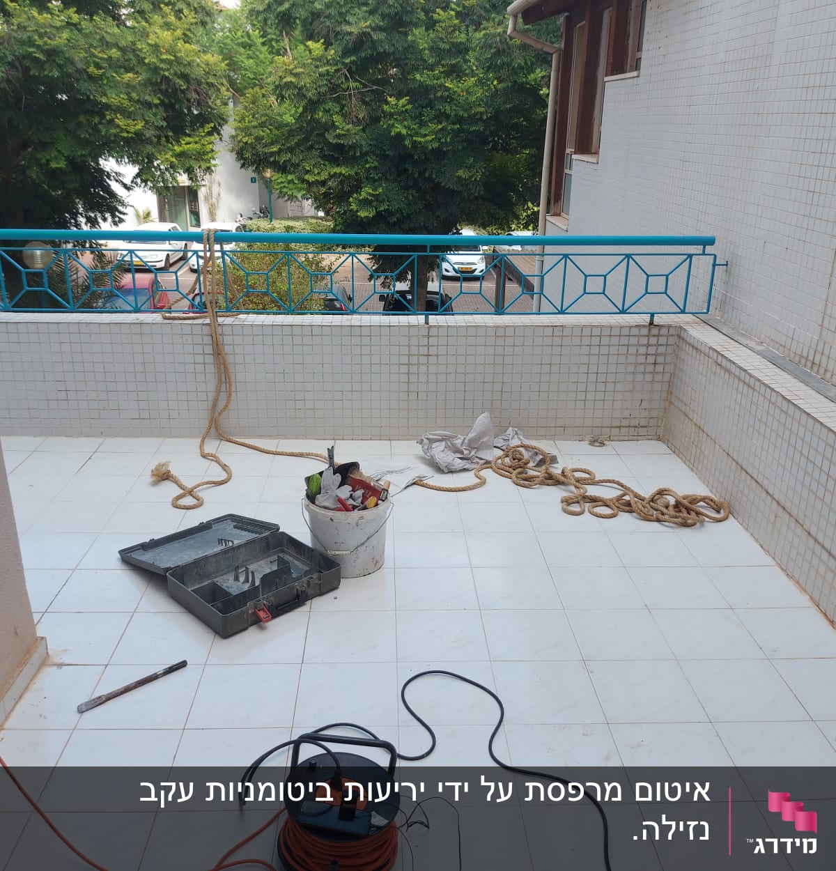 כלי עבודה וחוטים על רצפת מרפסת